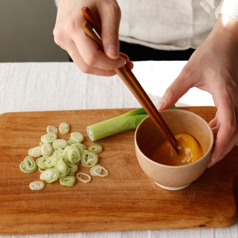 대파는 송송 썰어주세요. 볼에 달걀을 풀어 준비해 주세요.