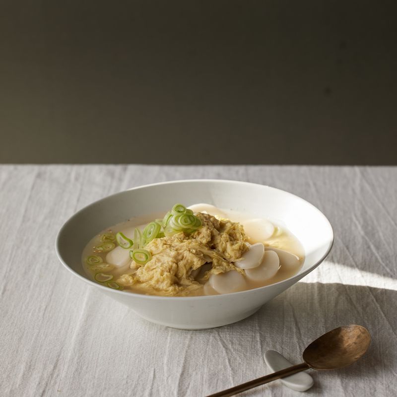 담아둔 떡에 육수를 붓고 후춧가루와 대파, 통깨를 뿌려 완성해주세요.