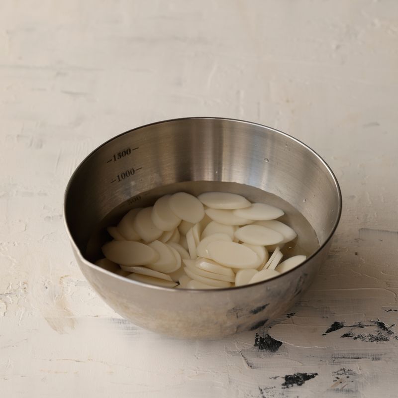 떡은 20분정도 물에 불려 준비해 주세요.
(tip. 떡국용 떡은 떡집에서 구입하면 훨씬 쫄깃하고 맛있답니다)