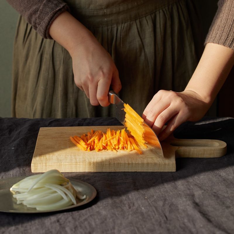 당근은 감자와 같은 두께로 채썰고 양파는 얇게 썰어주세요.
(tip. 단단한 당근은 슬라이서를 이용해 균일한 두께로 썬 후 칼로 일정한 두께로 썰어주세요)