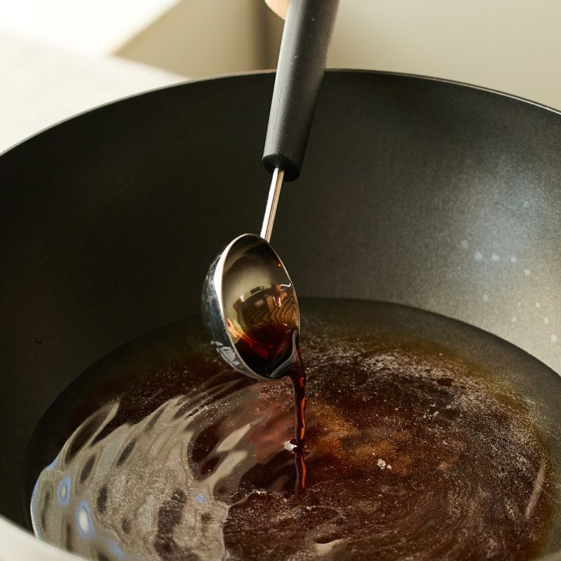 냄비에 양념 재료를 넣고 중불에서 끓이다가 설탕이 녹으면 불린 당면과 돼지고기, 표고버섯을 넣고 후추를 뿌려 2~3분간 끓여주세요.
(tip. 흑설탕은 잡채의 색을 더욱 맛있게 보이게 해줘요. 흑설탕이 없다면 일반 설탕을 사용해도 괜찮아요)