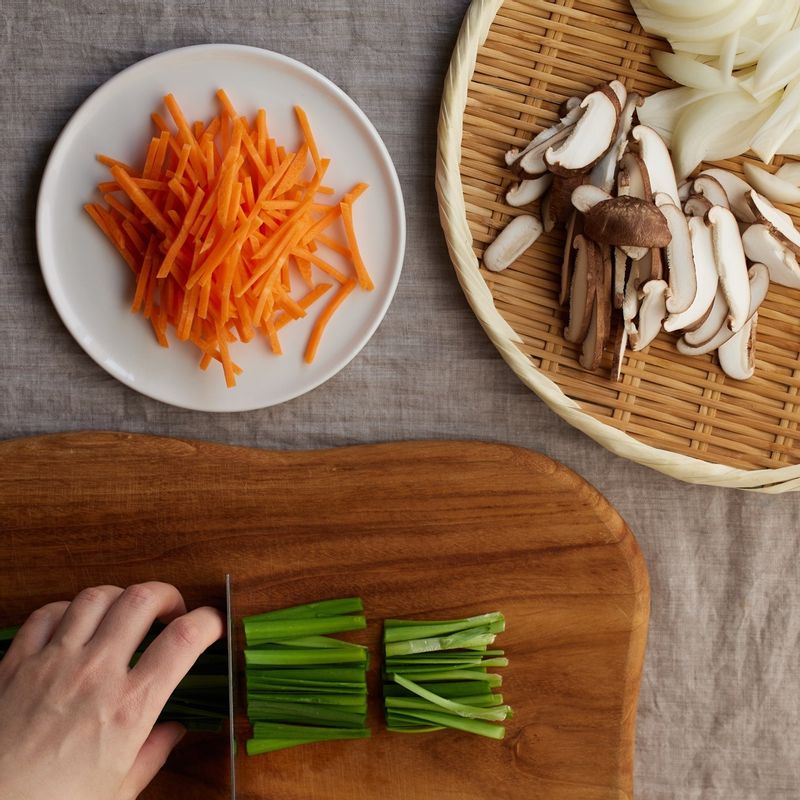 당근, 표고, 양파는 채를 썰고, 부추는 5cm 길이로 썰어주세요.