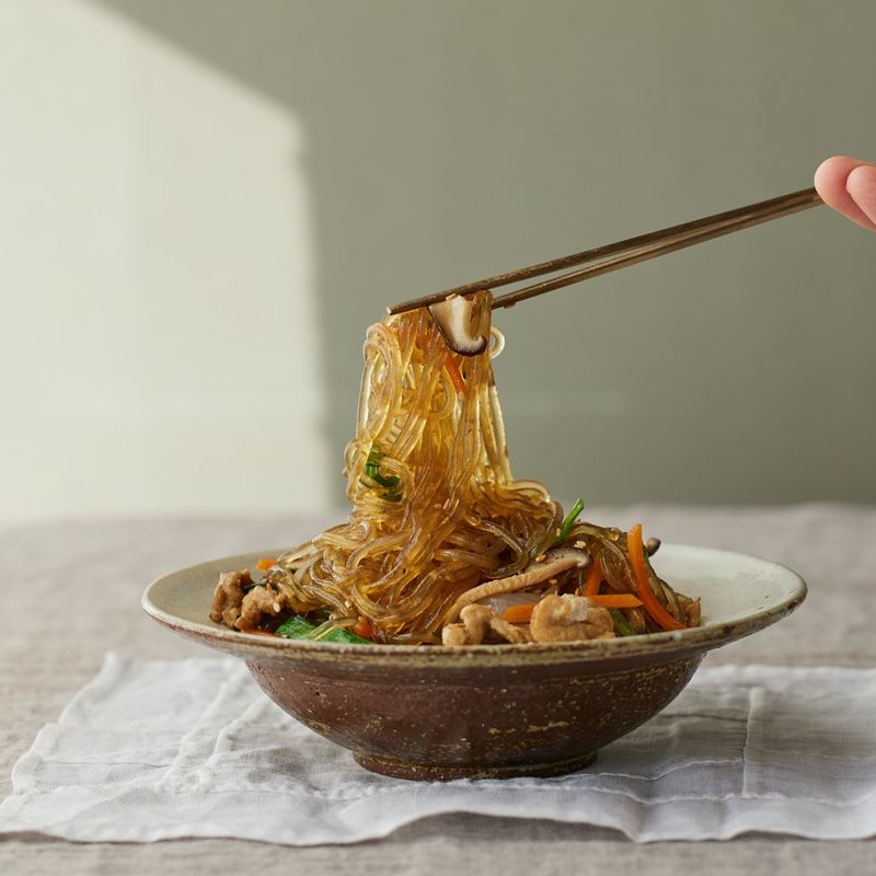 완성된 잡채를 접시에 담아 맛있게 즐겨주세요.
