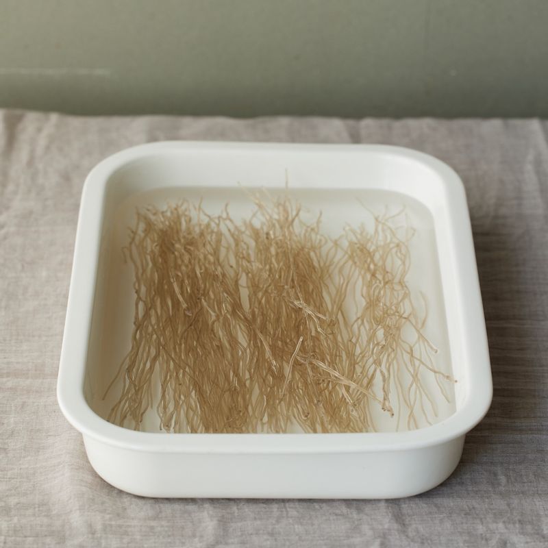 건당면은 찬물에 담가 30분정도 불려주세요.