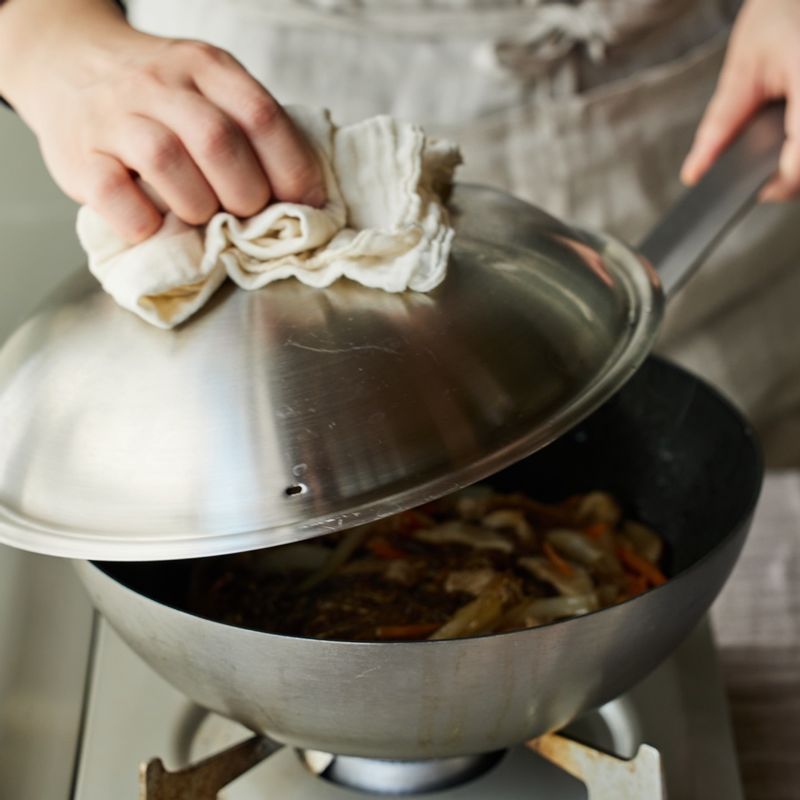 당면이 반 이상 익었을때 양파와 당근을 넣고 섞은 후 뚜껑을 덮어 3분간 익혀주세요. 불을 끄고 부추와 통깨와 참기름을 넣어 가볍게 섞어주세요.