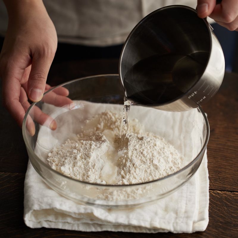 반죽을 위해 물에 소금을 넣어 소금물을 만들어주세요. 볼에 밀가루와 소금물을 섞어 잘 치대어 손으로 반죽해 주세요. 랩을 씌워 냉장고에서 20분 정도 숙성시켜주세요.  
(tip. 약간 진 느낌으로 손에 달라붙는 정도의 반죽이 좋아요)
(tip. 반죽은 냉장고에서 하루 정도 숙성시키면 더 얇게 뜯을 수 있어요)