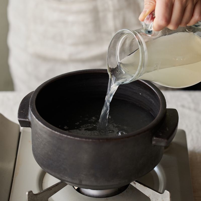 냄비에 멸치다시육수를 넣고 끓으면, 국물 양념 재료를 넣고 숙성된 반죽을 한 입 크기로 얇게 뜯어 넣어주세요. 감자와 애호박, 당근을 넣고 팔팔 끓여주세요.