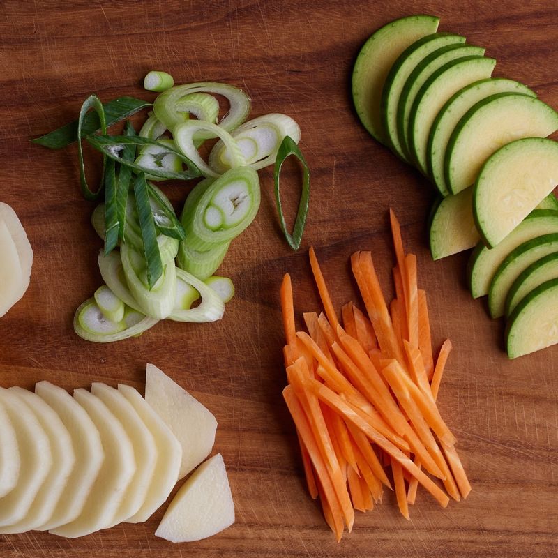 감자와 애호박은 반달 모양으로 썰고 당근은 얇게 채썰어주세요. 대파는 어슷썰어주세요. 
(tip. 감자는 도톰하게 썰어주세요)