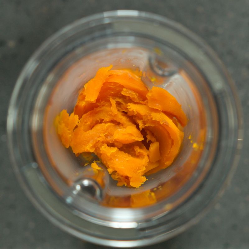 믹서에 단호박과 나머지 재료를 넣고 갈아주세요.