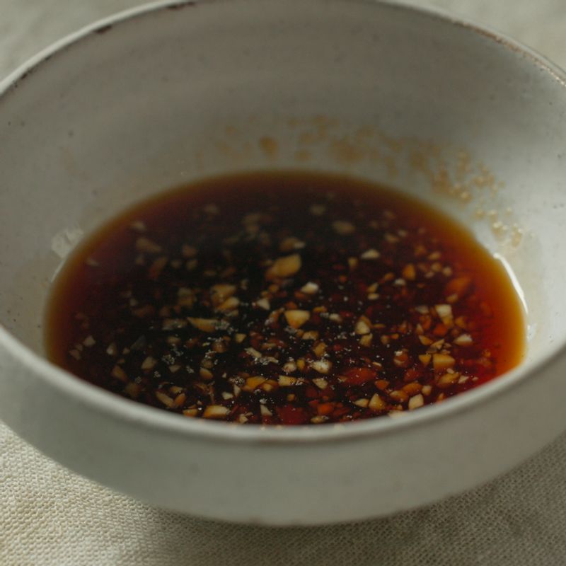 볼에 양념을 섞어주세요. 슬라이스한 우엉에 양념을 넣고 조물조물 버무려 10분간 재워주세요.