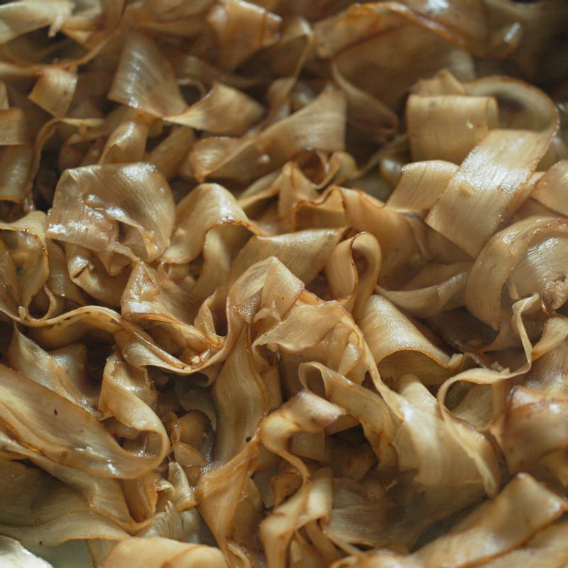 달군 팬에 들기름을 두르고 재워둔 우엉을 넣고 볶아주세요.