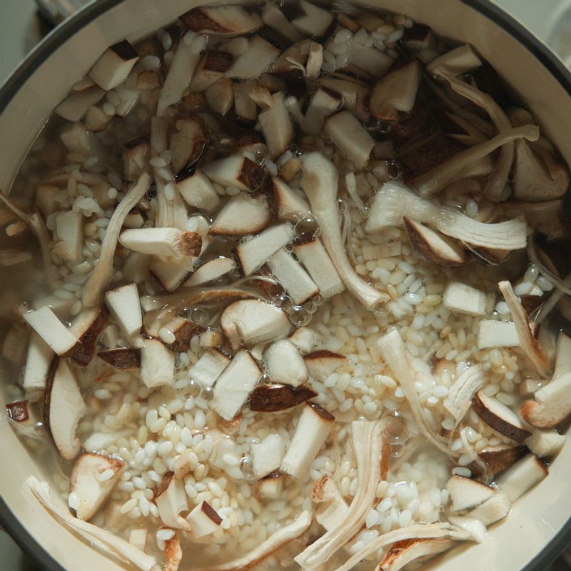 냄비에 불린 쌀과 다진 우엉과 표고, 채수를 넣고 밥을 지어주세요. 센불에서 물이 끓으면 불을 가장 약하게 줄이고 14분간 익혀주세요.
(tip. 쌀은 가볍게 씻어 30분 정도 불려 준비해주세요. 현미는 반나절 정도 불려주세요)