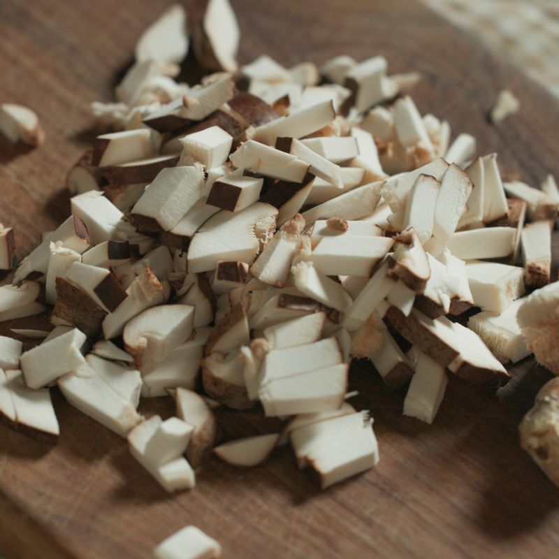 슬라이스 후 남은 우엉과 표고버섯은 굵게 다지고 쪽파는 송송 썰어주세요.