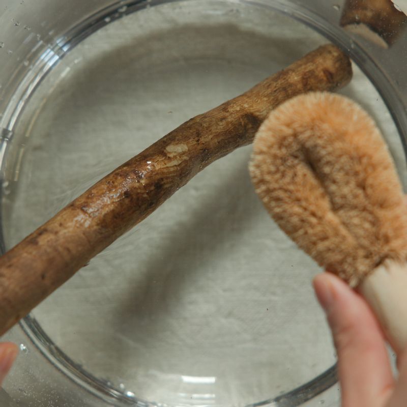 깨끗이 씻은 우엉은 지저분한 부분을 솔로 문질러 흐르는 물에 씻어주세요. 필러로 슬라이스한 후 식초물에 10분 정도 담가주세요.
(tip. 우엉을 식초물에 살짝 데치거나 담갔다가 사용하면 갈변현상도 막고 우엉의 아린 맛도 줄일 수 있어요)