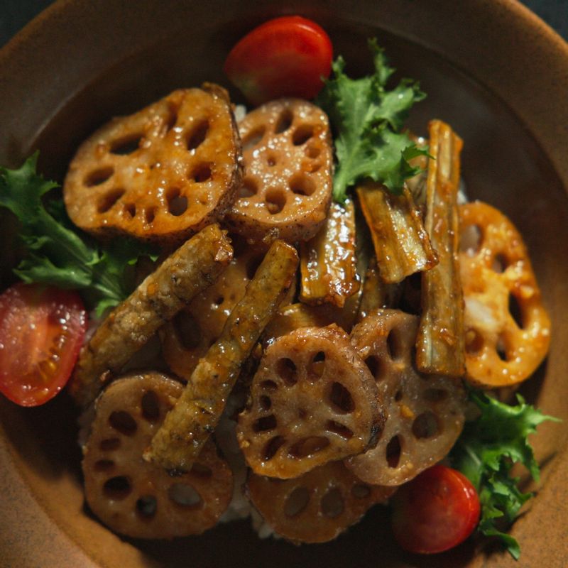 볼에 밥을 담고 조린 우엉과 연근을 올린 후 치커리와 방울토마토를 곁들여 맛있게 즐겨주세요.