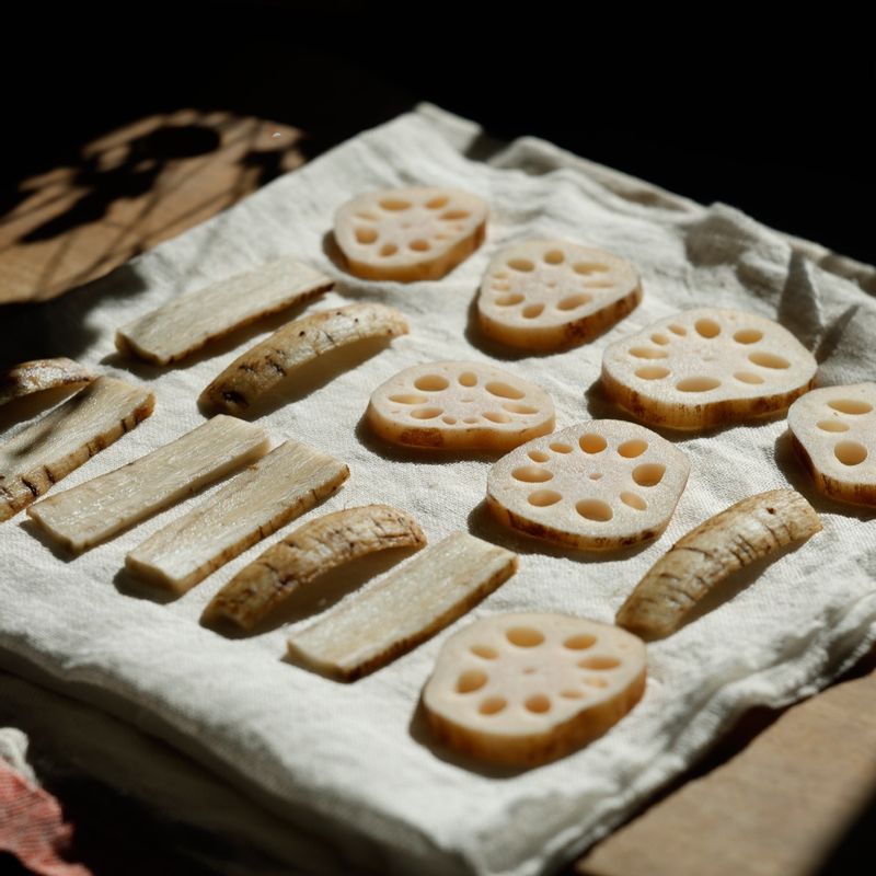 우엉과 연근을 깨끗한 천 위에 올려 물기를 제거해 주세요