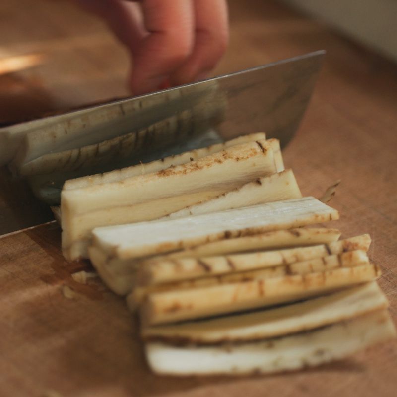 우엉은 지저분한 부분을 칼로 긁어 흐르는 물로 씻어주세요. 0.5센치 두께로 썬 후 식초물에 10분 정도 담가주세요. 연근은 깨끗이 씻은 후 필러로 껍질을 벗기고, 0.5센치 두께로 썬 후 식초물에 담가주세요.
(tip. 우엉을 식초물에 살짝 데치거나 담갔다가 사용하면 갈변현상도 막고 우엉의 아린 맛도 줄일 수 있어요)