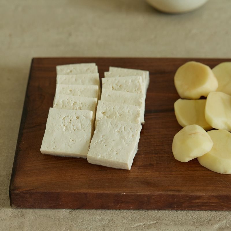 두부는 도톰한 두께로 썰고 감자는 껍질을 벗긴 후 1cm 두께로 썰어주세요.