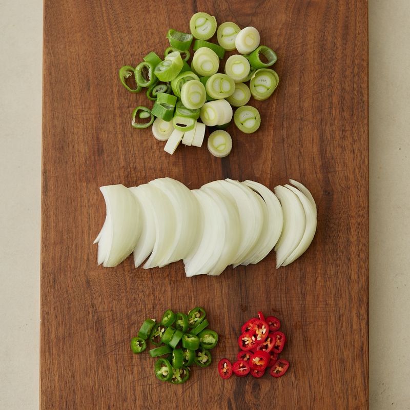 대파와 고추는 송송 썰고 양파는 굵게 채썰어 주세요. 볼에 양념 재료를 넣고 섞어주세요.