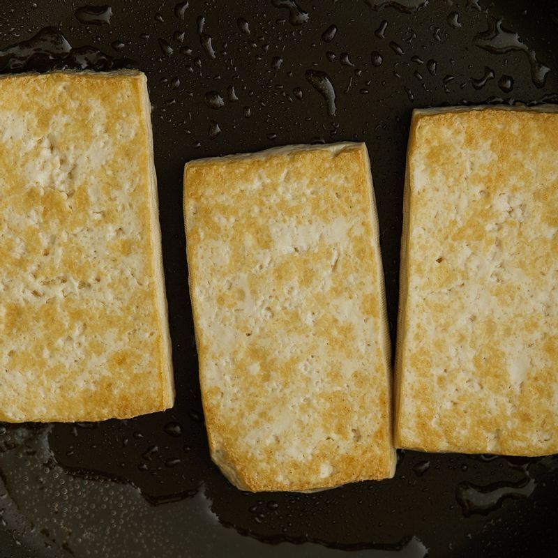 달군 팬에 기름을 두르고 두부를 앞뒤로 노릇하게 구워주세요.