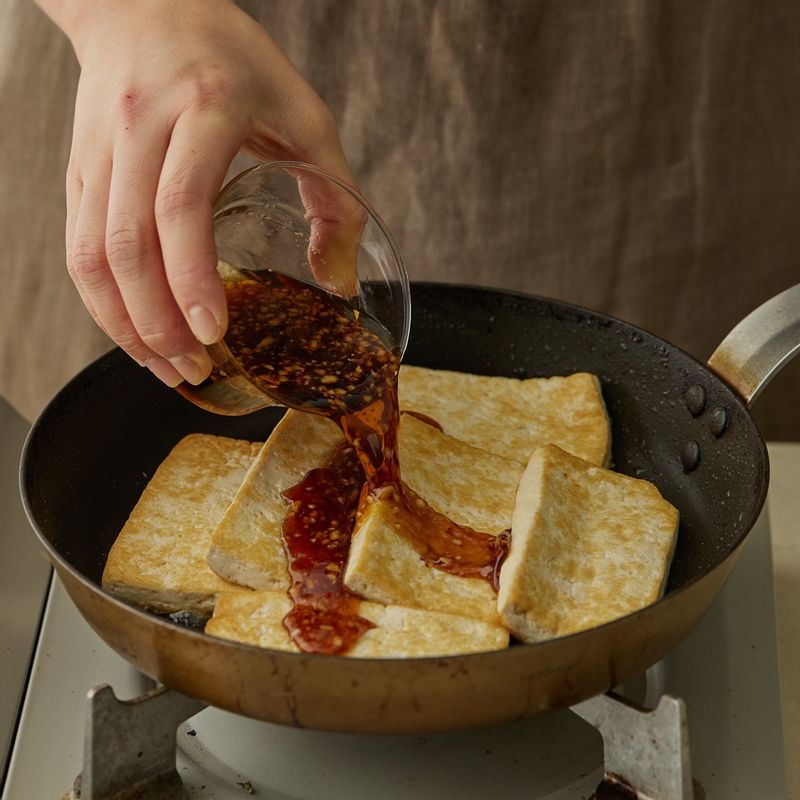 구운 두부에 양념재료를 넣고 약불에서 5분 정도 졸여주세요.