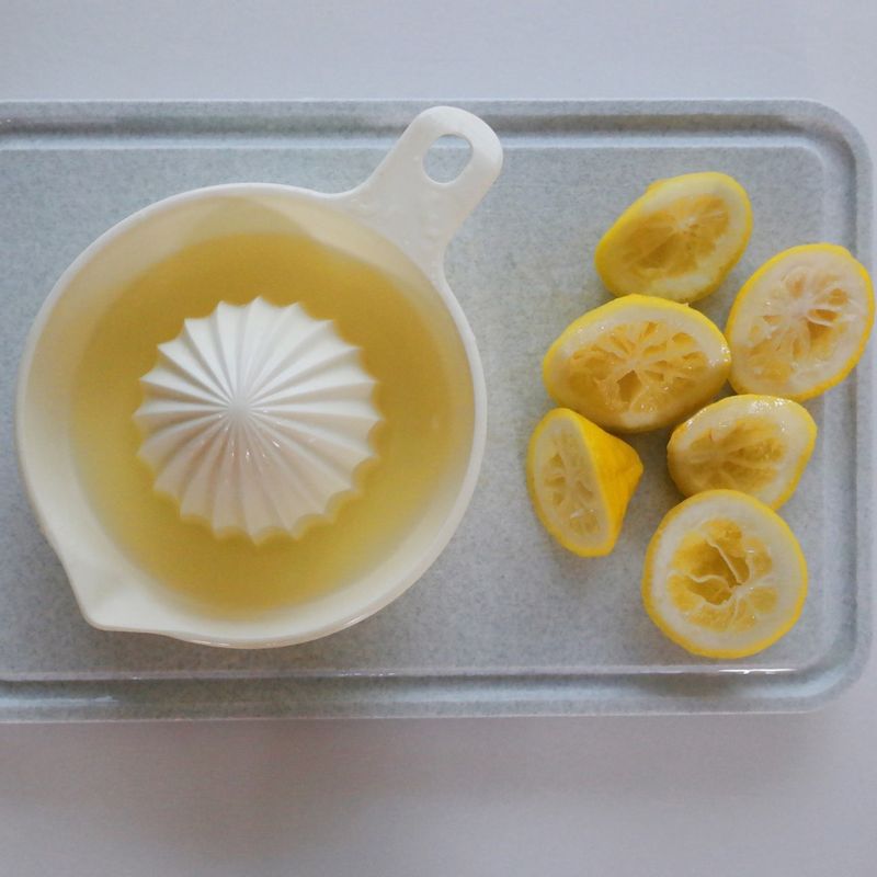 레몬의 꼭지 부분을 스퀴저로 짜서 레몬즙을 내주세요.