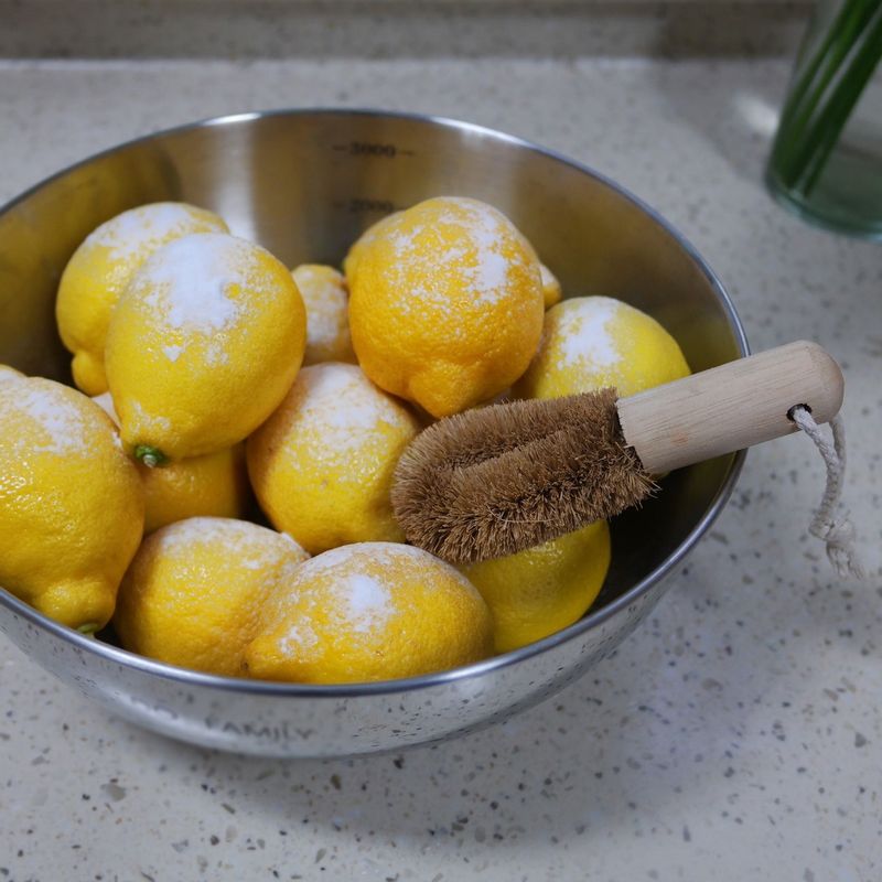 레몬에 베이킹소다를 뿌린 후 솔로 껍질을 박박 문질러서 씻어주세요.