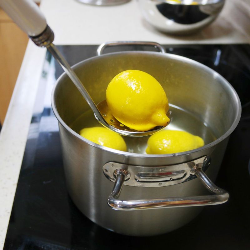 끓는 물에 레몬을 20초간 굴려주고 찬물로 헹궈주세요. 굵은 소금으로 껍질을 문지르고 찬물로 헹군 후 물기를 제거해주세요.