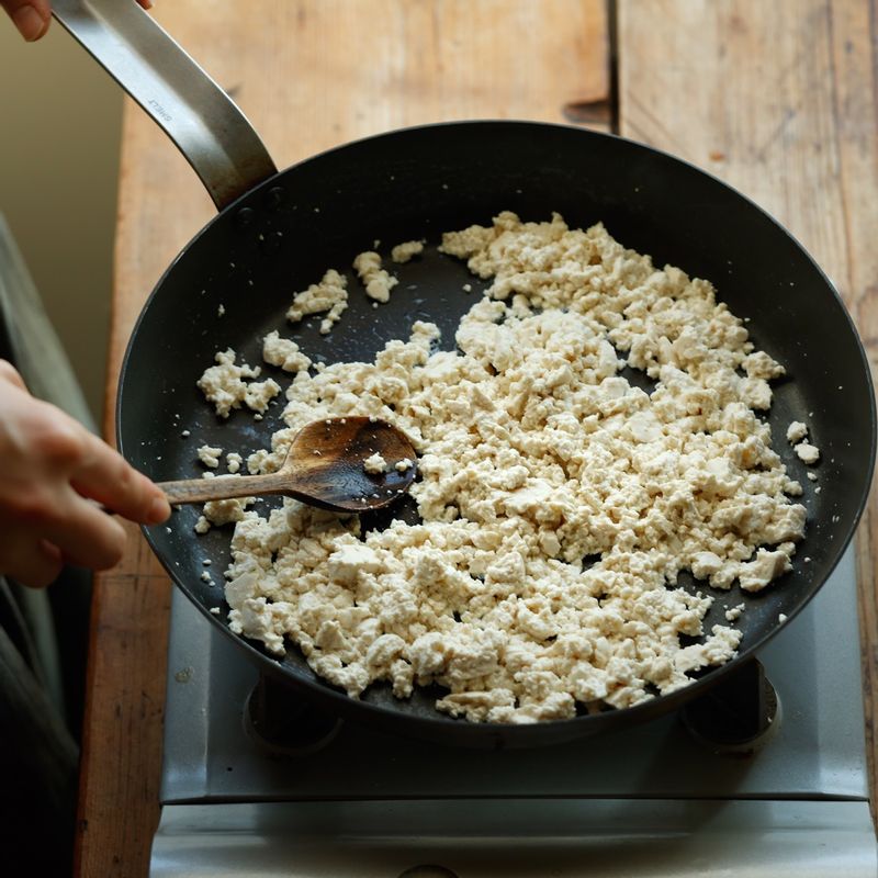 달군 팬에 두부를 으깨어 수분을 날리면서 볶다가 소금과 후추를 약간 넣어주세요. 기름을 뺀 참치를 넣어 볶다가 굴소스를 넣고 섞어주세요. 마지막으로 참기름을 둘러 마무리해 주세요.
