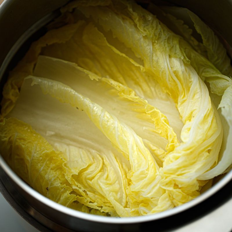 찜기에 물이 끓어오르면 알배추 잎을 올려 7~8분 정도 쪄주세요. 찐 알배추 잎은 채반에서 한 김 식혀주세요.
(tip. 알배추는 흰 부분이 살짝 투명해지도록 적당히 익혀주세요)