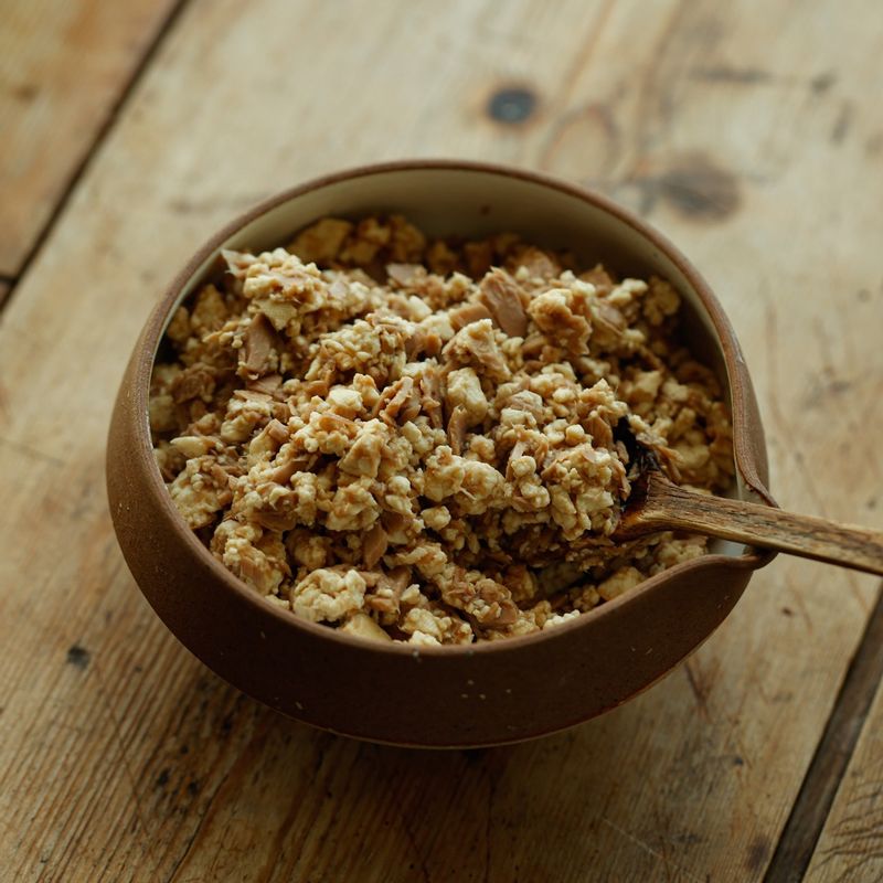 그릇에 알배추 잎을 펼치고 볶은 속재료를 올려 돌돌 말아 주세요.
(tip. 알배추의 밑동 부분에 속 재료를 놓고 돌돌 말다가 양옆을 안쪽으로 접어 말아주세요)