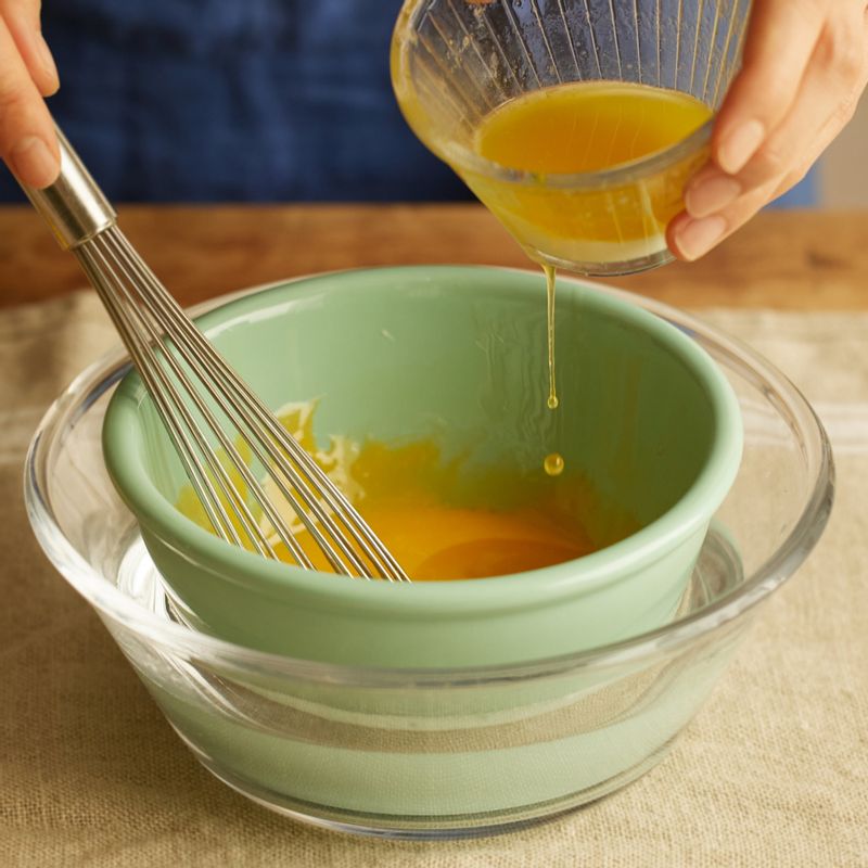 버터는 중탕으로 녹이거나 전자레인지에 40초 정도 녹여주세요. 볼에 달걀노른자를 넣어 푼 후, 따뜻한 물이 있는 냄비 위에 볼을 얹고 녹인 버터를 조금씩 넣으면서 거품기로 섞어주세요. 레몬즙과 약간의 소금, 후춧가루로 간을 해주세요.