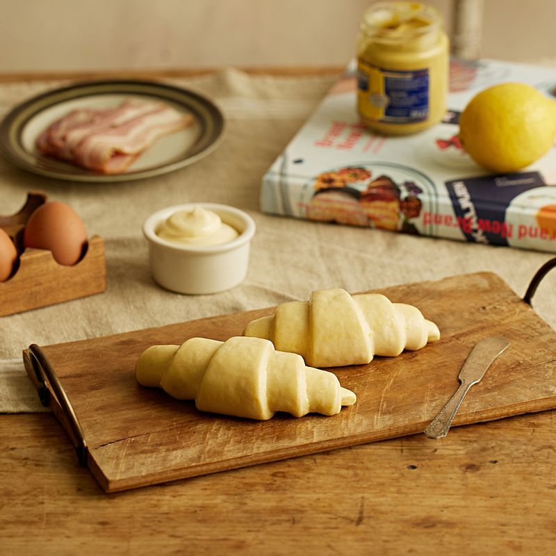 크로와상 베네딕트을 위한 재료 이미지로 크로와상 생지,달걀,베이컨,올리브오일,소금 등으로 구성 되어있습니다.