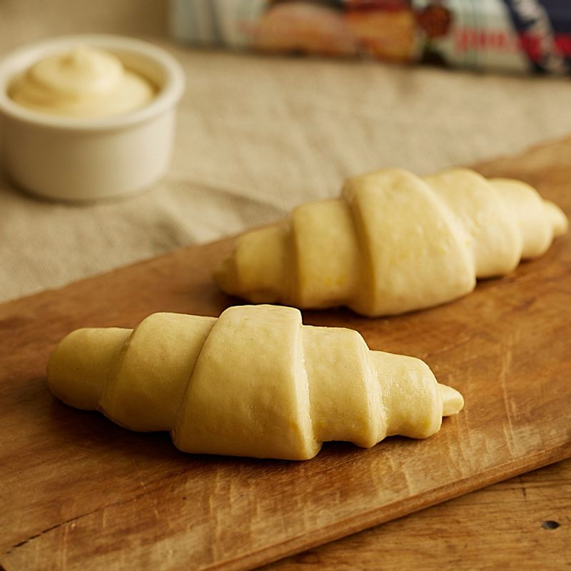 크로와상 생지는 에어프라이이어에 넣어 180도 온도에서 12~15분간 구워주세요.