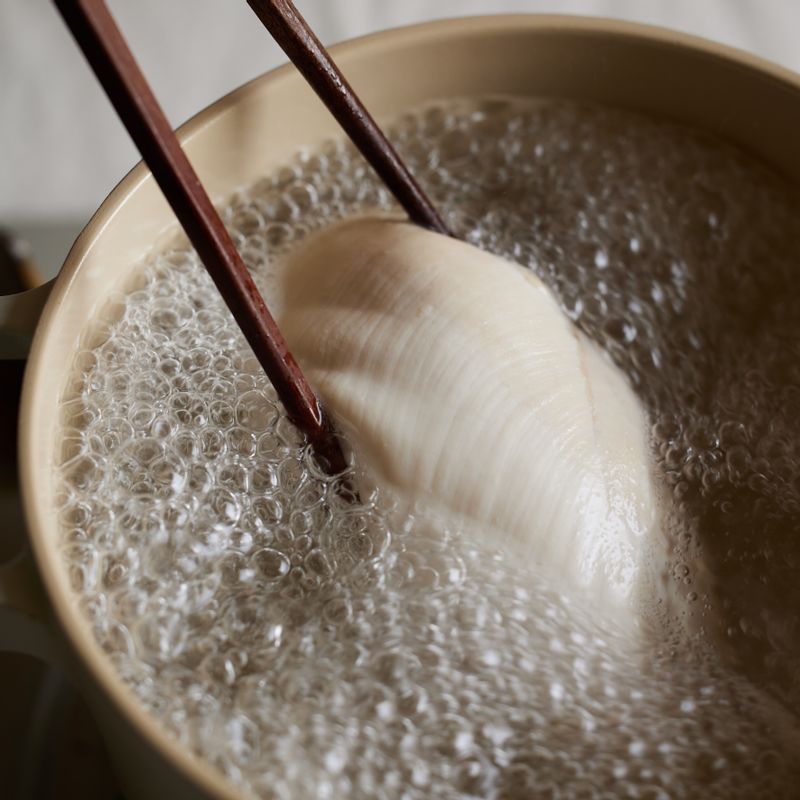 끓는 물에 닭가슴살을 넣고 15분간 익혀주세요. 끓인 물에 소금 1작은술을 넣고 달걀을 13분간 삶아주세요.