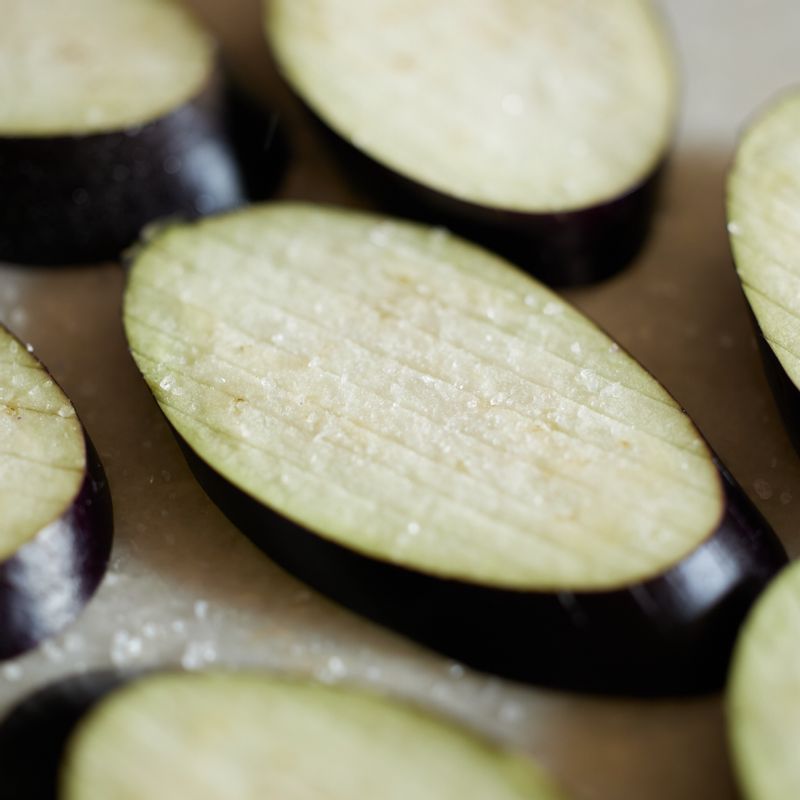 가지에 약간의 소금으로 밑간을 해주세요. 볼에 양념장 재료를 넣어 섞어주세요.