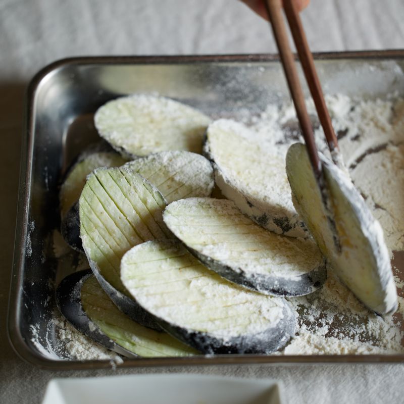 달군 팬에 식용유를 적당량 두른 후 부침가루-달걀물을 순으로 묻힌 가지를 올려 노릇하게 부쳐주세요.