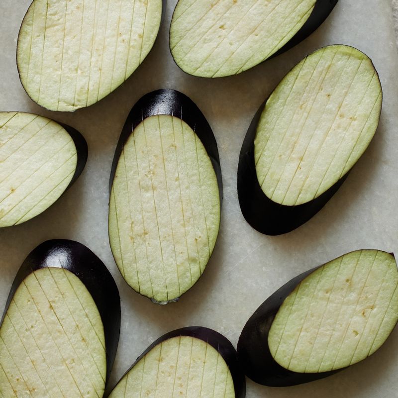 가지는 0.5cm 두께로 어슷하게 썰어주세요.
(tip. 가지에 칼집을 내면 양념이 잘 베여요)