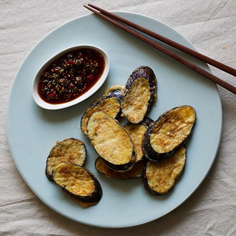 가지전에 양념장을 곁들여 맛있게 즐겨주세요.