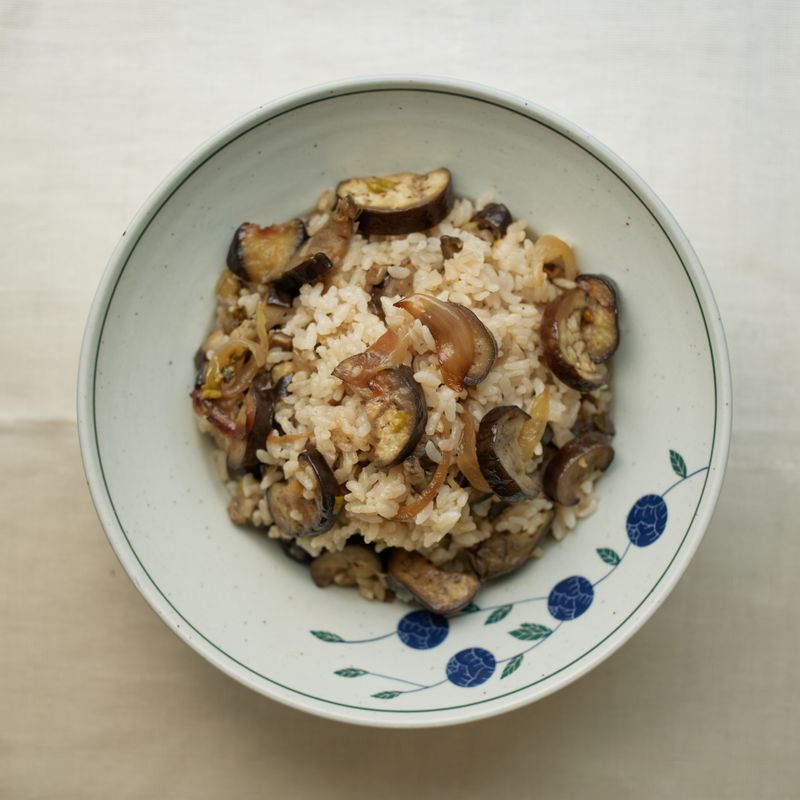 그릇에 밥을 담고 양념장을 곁들여 맛있게 즐겨주세요.