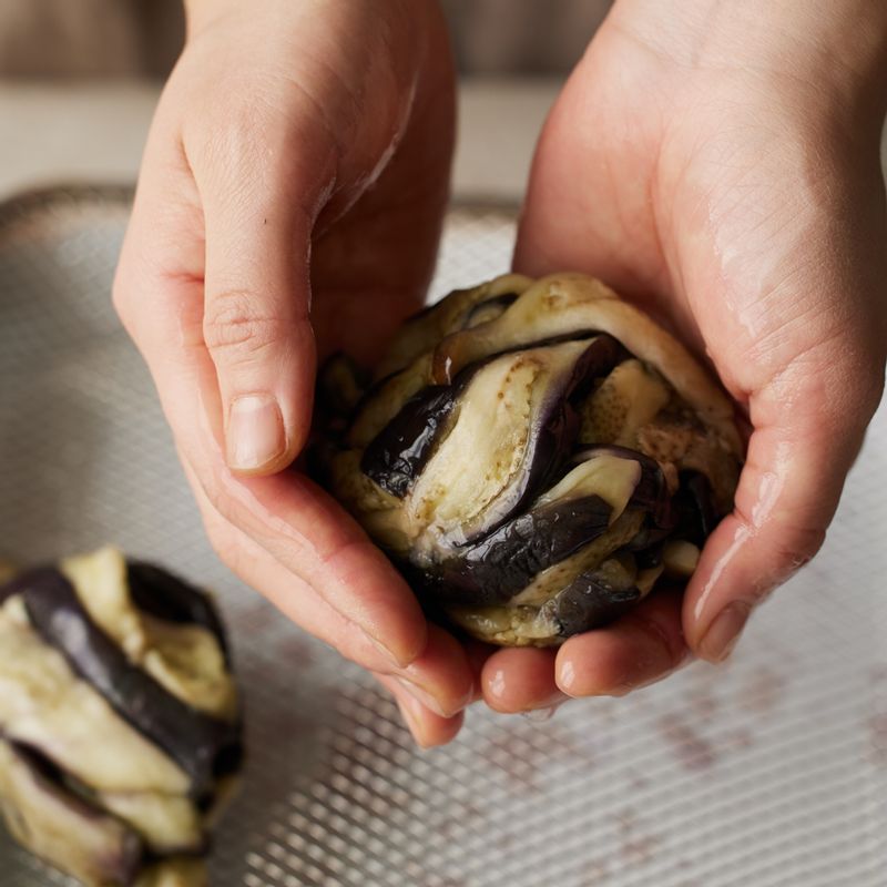 10분 정도 식힌 가지를 살짝 짜서 수분을 제거해 주세요.
(tip. 이때 수분을 완전히 빼기보다 살짝 짜서 촉촉함을 유지해 주세요)