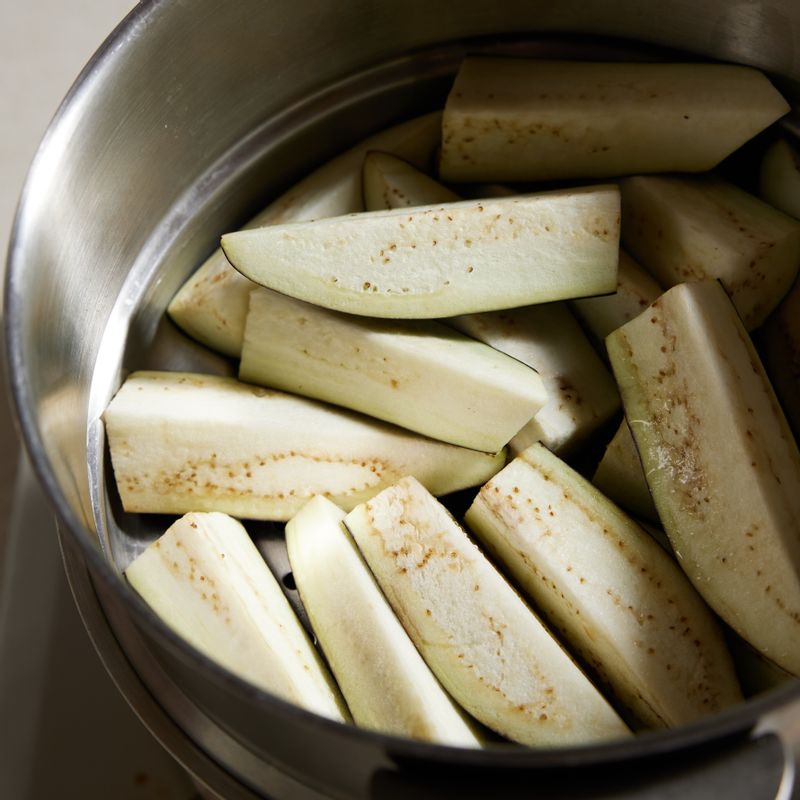 찜기에 물이 끓어오르면 썬 가지를 넣어 3분간 쪄주세요. 뚜껑을 닫고 1분 정도 두었다가 채반에 꺼내주세요.
(tip. 너무 오래 찌면 물컹한 식감이 될 수 있으니 적당히 쪄주세요)