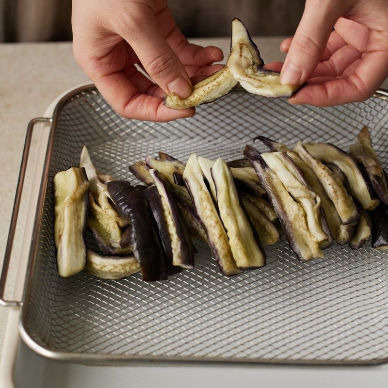 가지를 한 김 식힌 후 세로로 먹기 좋게 찢어주세요.