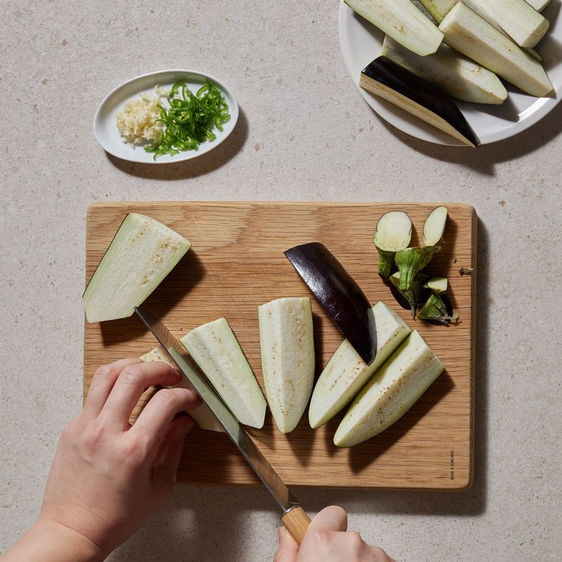깨끗이 씻은 가지는 꼭지를 잘라내고 반으로 썬 후 4등분해 주세요. 청양고추는 반으로 썰어 씨를 뺀 후 잘게 다져주세요.