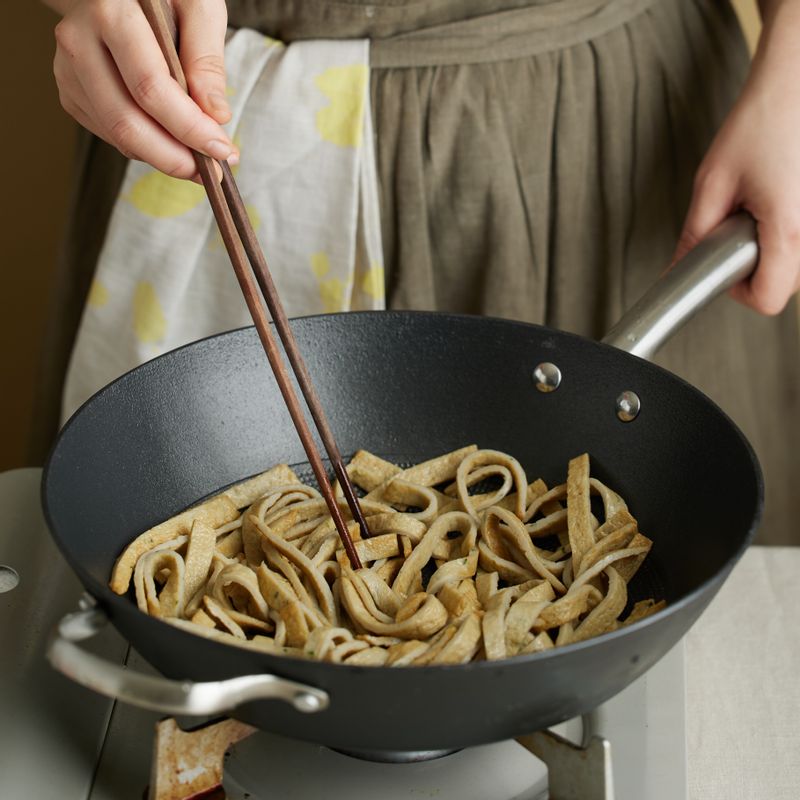 달군 팬에 식용유를 두르고  어묵을 넣고 볶아주세요. 어묵이 노릇해지면 양배추, 당근, 다진 마늘을 넣고 설탕과 간장으로 간을 해 볶아주세요.