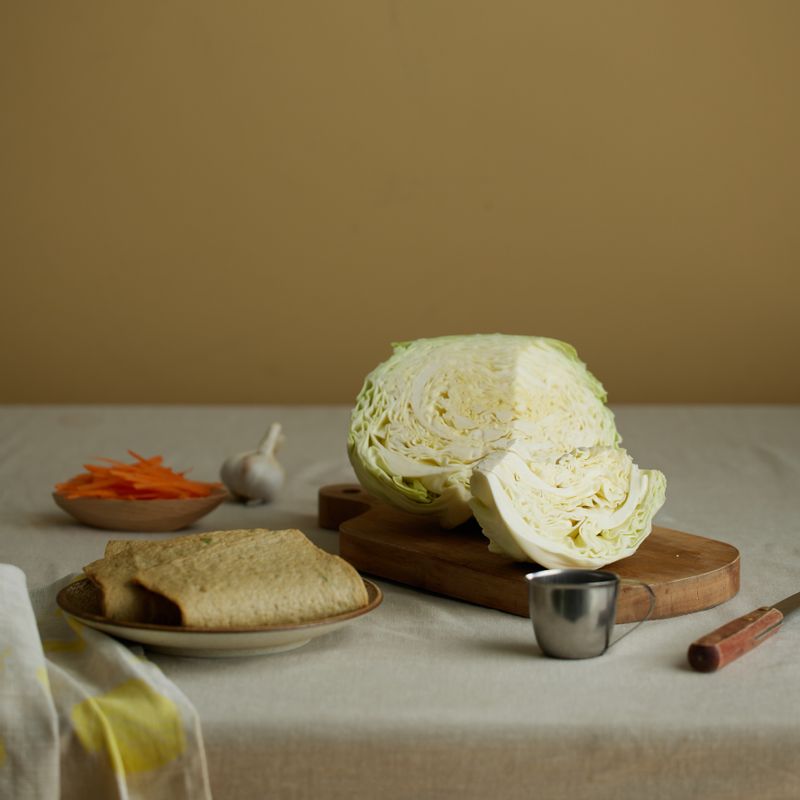 양배추어묵볶음을 위한 재료 이미지로 양배추,어묵,당근,다진 마늘,식용유 등으로 구성 되어있습니다.