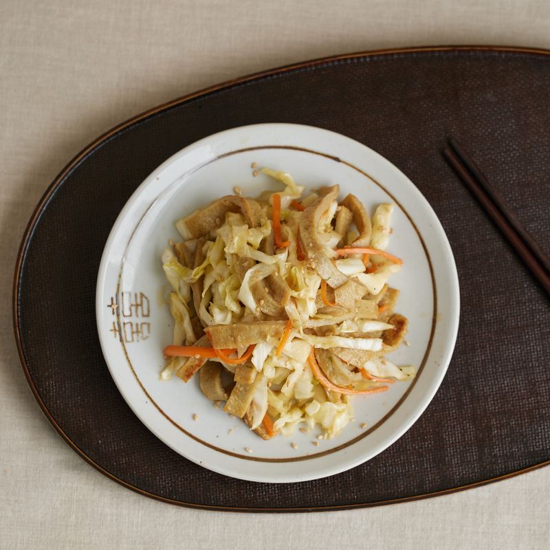 완성된 양배추어묵볶음을 접시에 담고 통깨를 뿌려 맛있게 즐겨주세요.