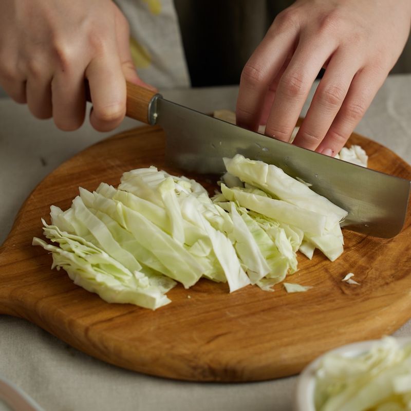 깨끗이 씻은 양배추는 1cm두께로 채를 썰어주세요. 당근은 길게 채 썰어 주세요.