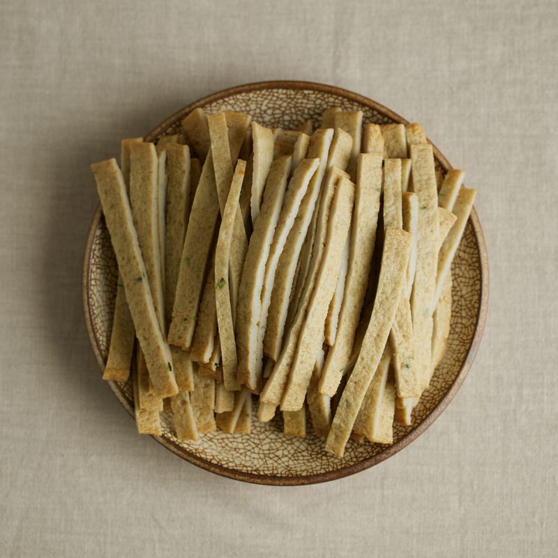 어묵은 0.7cm 두께로 채 썰어주세요.