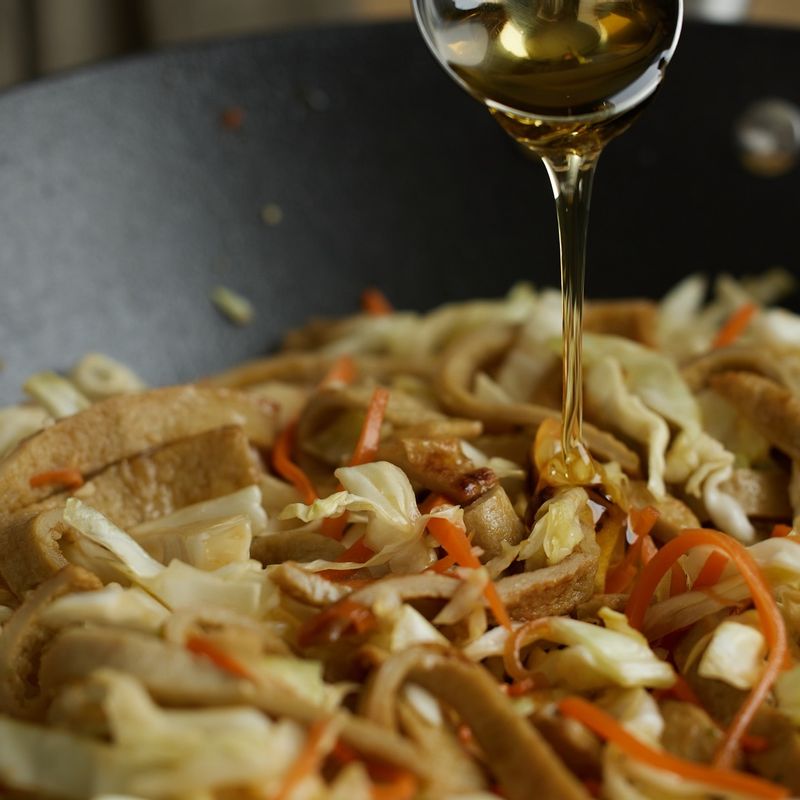 양배추의 숨이 죽으면 물엿과 후춧가루를 넣고 섞은 후 불을 꺼주세요.